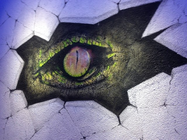 Lukisan Mata Godzilla Di Dinding Resto mural menarik di kawasan kuliner PIK