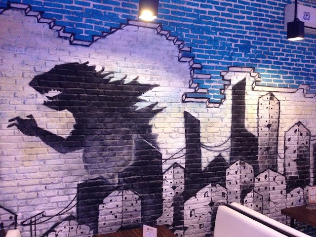 Siluet Godzilla Di Dinding Resto kuliner enak di PIK