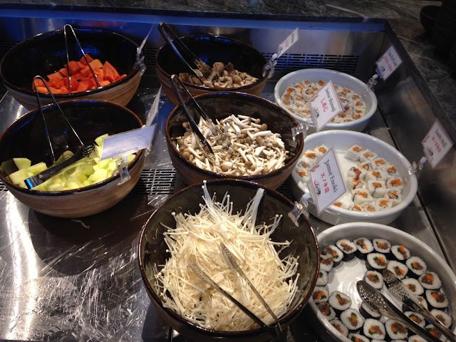 Makanan yang ada di meja buffet makanan buffet