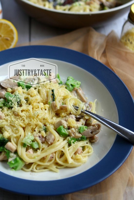 Resep Fetucini Alfredo dengan Ayam, Jamur dan Brokoli Resep Fetucini Alfredo dengan Ayam, Jamur dan Brokoli