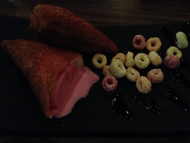 Es Krim Goreng Strawberry kawan kuliner sedang makan dessert di kawasan kuliner tangerang