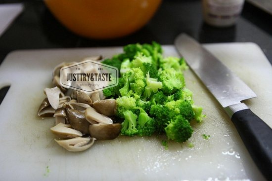 Resep Fetucini Alfredo dengan Ayam, Jamur dan Brokoli Resep Fetucini Alfredo dengan Ayam, Jamur dan Brokoli