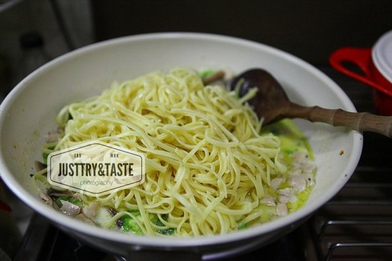 Resep Fetucini Alfredo dengan Ayam, Jamur dan Brokoli Resep Fetucini Alfredo dengan Ayam, Jamur dan Brokoli