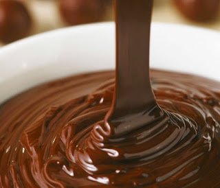 CARA MELELEHKAN COKELAT BATANG DENGAN MUDAH DAN PRAKTIS CARA MELELEHKAN COKELAT BATANG DENGAN MUDAH