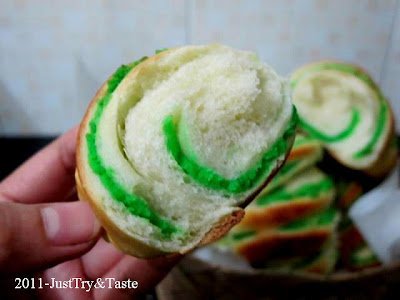 Obsesi Roti 4: Roti Gulung Isi Kacang Hijau JTT Obsesi Roti 4: Roti Gulung Isi Kacang Hijau JTT