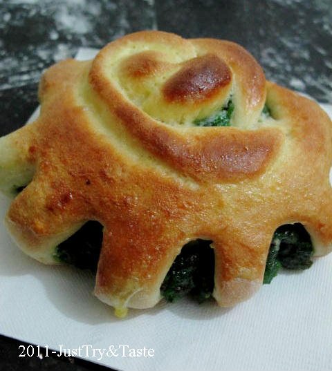 Obsesi Roti 6: Roti Bulat Isi Selai Buah Kiwi JTT Obsesi Roti 6: Roti Bulat Isi Selai Buah Kiwi JTT