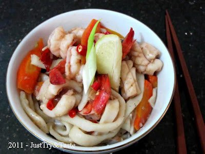 Resep Udon dengan Udang, Cumi-Cumi & Sayur JTT Resep Udon dengan Udang, Cumi-Cumi & Sayur JTT