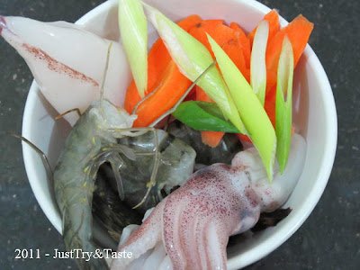 Resep Udon dengan Udang, Cumi-Cumi & Sayur JTT Resep Udon dengan Udang, Cumi-Cumi & Sayur JTT